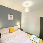 Emerald Living, 4 Bedrooms In The Heart Of Swansea!