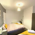 Emerald Living, 4 Bedrooms In The Heart Of Swansea!