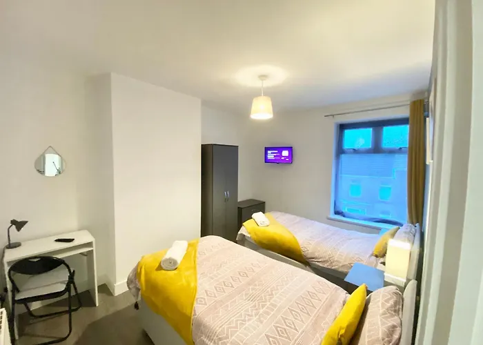 Emerald Living, 4 Bedrooms In The Heart Of Swansea!