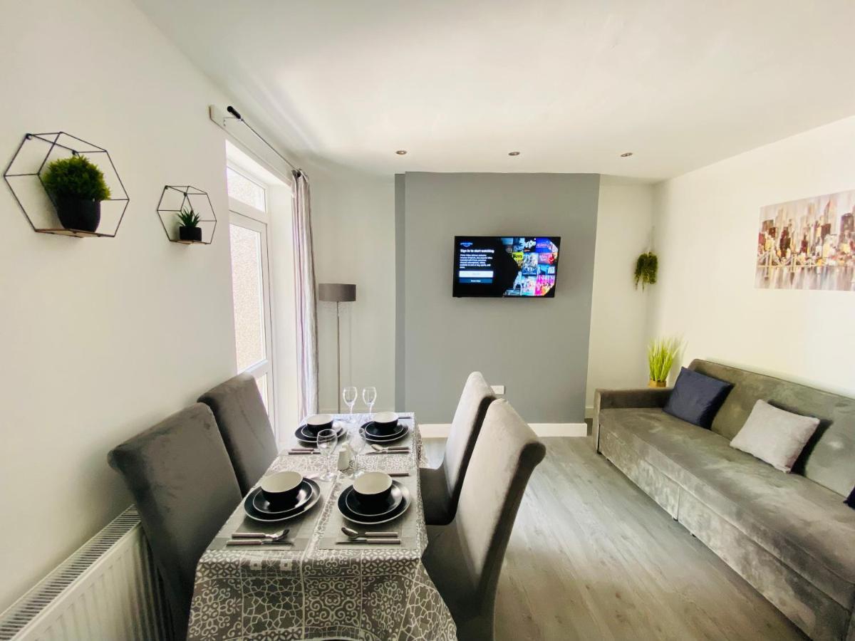 Emerald Living, 4 Bedrooms In The Heart Of Swansea! Swansea