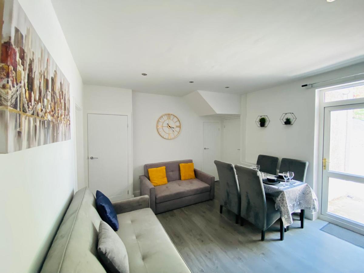 Emerald Living, 4 Bedrooms In The Heart Of Swansea! *
