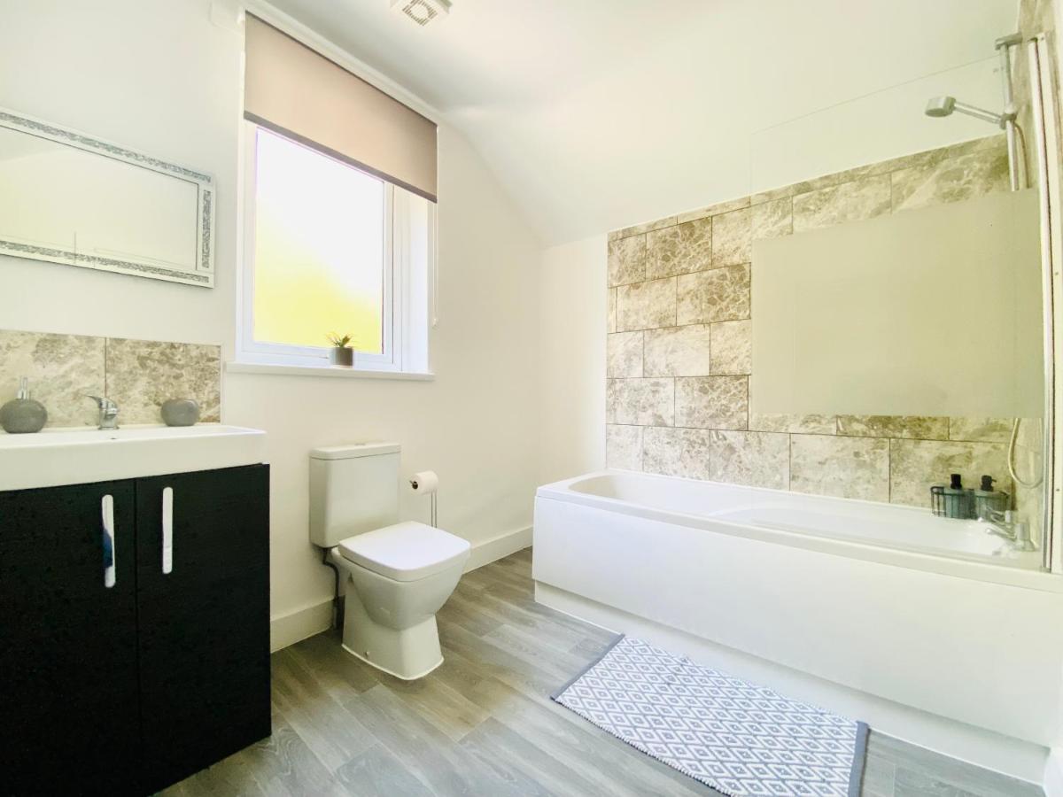 Emerald Living, 4 Bedrooms In The Heart Of Swansea! *