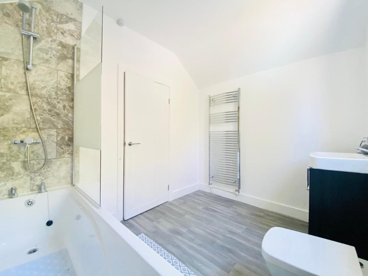 Emerald Living, 4 Bedrooms In The Heart Of Swansea! Holiday home Swansea