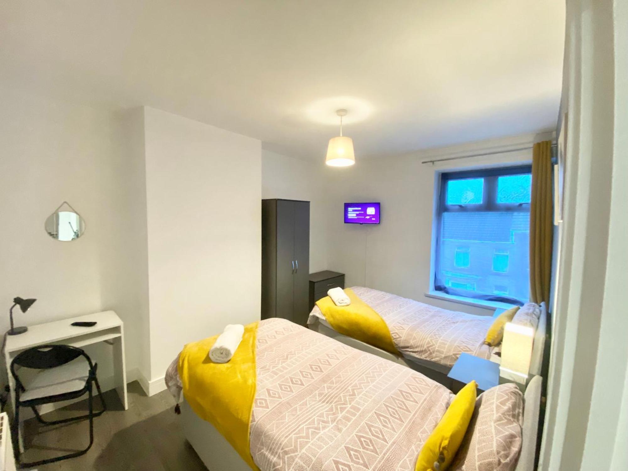 Emerald Living, 4 Bedrooms In The Heart Of Swansea! *