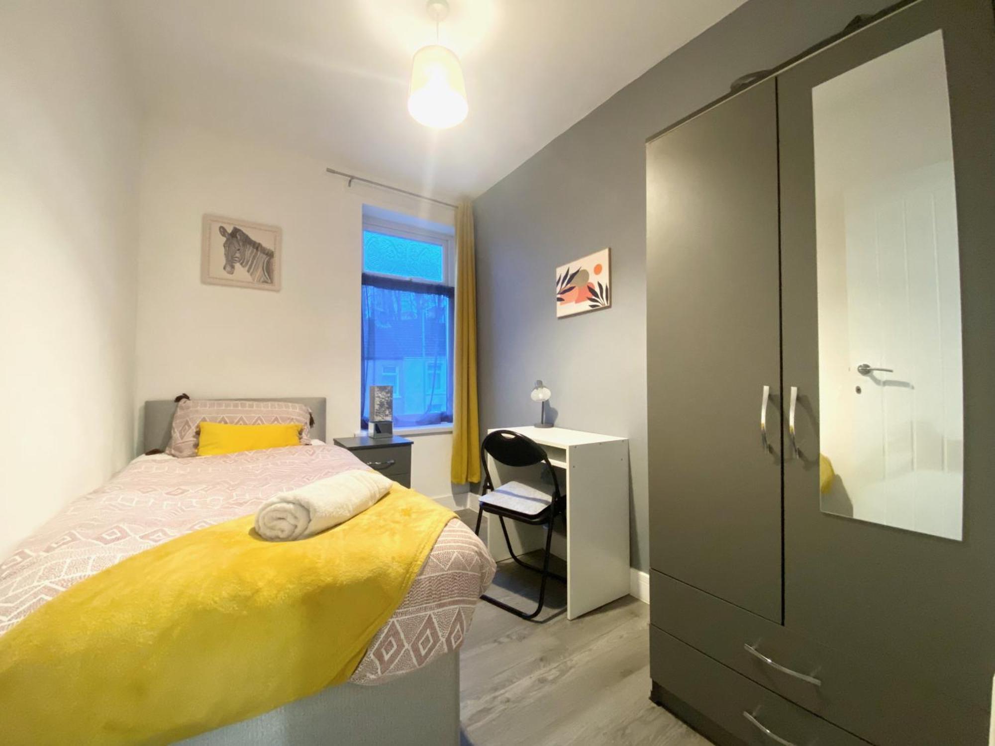 Emerald Living, 4 Bedrooms In The Heart Of Swansea! Holiday home *