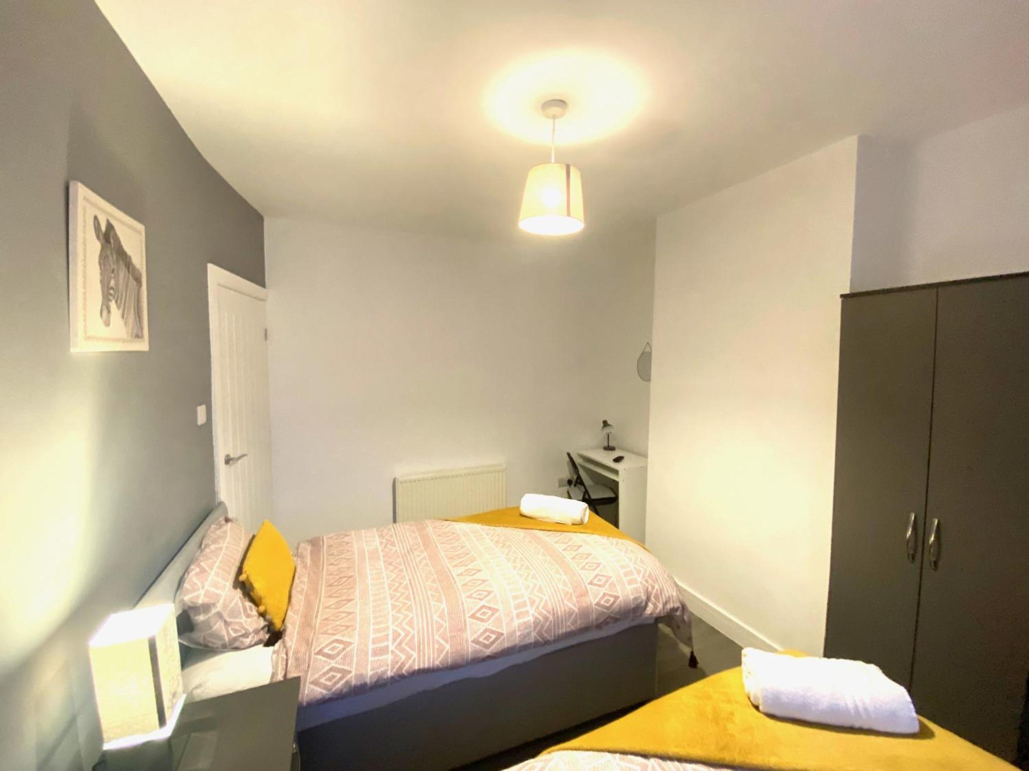 Emerald Living, 4 Bedrooms In The Heart Of Swansea! Holiday home